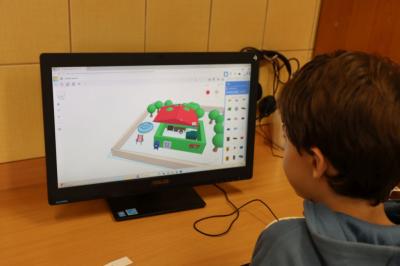 Uczniowie projektują w programie tinkercad.