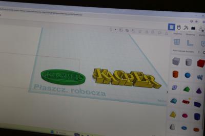Uczniowie projektują w programie tinkercad.