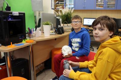 Uczniowie projektują w programie tinkercad.