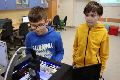 Uczniowie projektują w programie tinkercad.