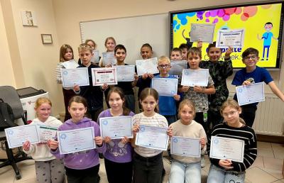 Uczniowie pozują do zdjęcia po zakończonych zajęciach