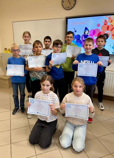 uczniowie prezentują certyfikaty po zakończonych zajęciach z kodowania