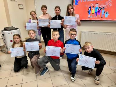 dzieci prezentują certyfikaty i pozują do zdjęcia.