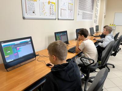uczniowie podczas zajęć z kodowania
