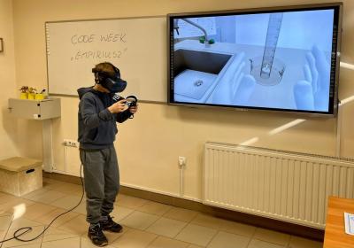 chłopiec wykonuje doświadczenie za pomocą Empiriusza.