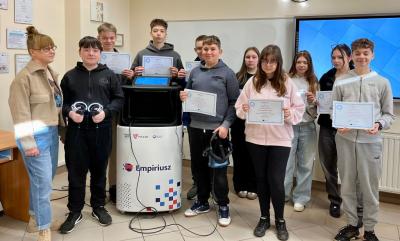 uczniowie prezentują certyfikaty po zakończonych zajęciach z wykorzystaniem wirtualnego laboratorium Empiriusz.