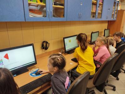 Uczniowie kodują obraz na stronie domowenauczanie.pl