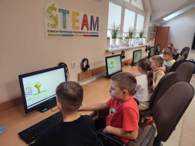 Uczniowie kodują obraz na stronie domowenauczanie.pl