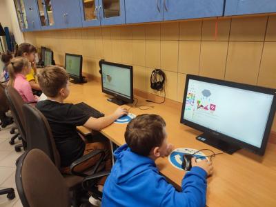 Uczniowie kodują obraz na stronie domowenauczanie.pl