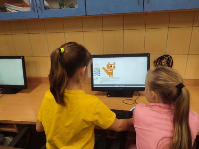 Uczniowie kodują obraz na stronie domowenauczanie.pl