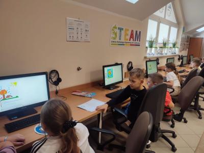 Uczniowie kodują obraz na stronie domowenauczanie.pl