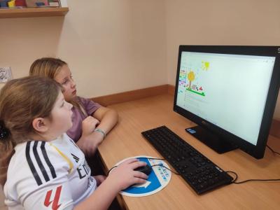 Uczniowie kodują obraz na stronie domowenauczanie.pl