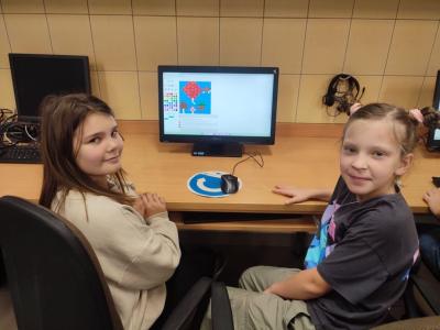 Uczniowie kodują obraz na stronie domowenauczanie.pl