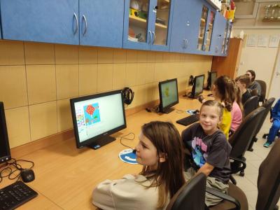 Uczniowie kodują obraz na stronie domowenauczanie.pl