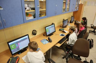 Uczniowie kodują gry na platformie code.org