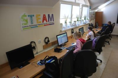 Uczniowie kodują gry na platformie code.org