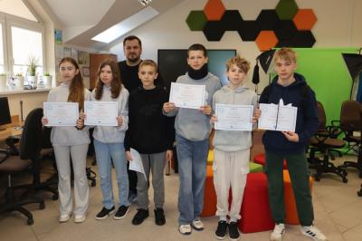 Zdjęcie grupowe z prowadzącym zajęcia