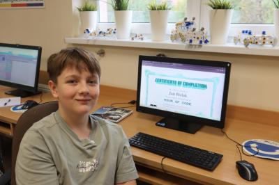 Uczniowie kodują gry na platformie code.org