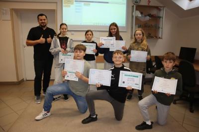 Zdjęcie grupowe z prowadzącym zajęcia