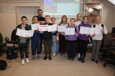 Zdjęcie grupowe z prowadzącym zajęcia