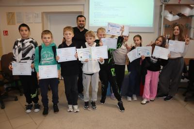 Zdjęcie grupowe z prowadzącym zajęcia