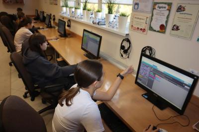 Uczniowie kodują gry na platformie code.org