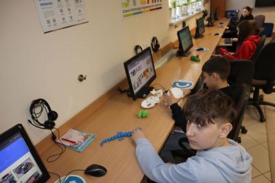 Uczniowie oglądają modele 3D wydrukowane na szkolnej drukarce 3D