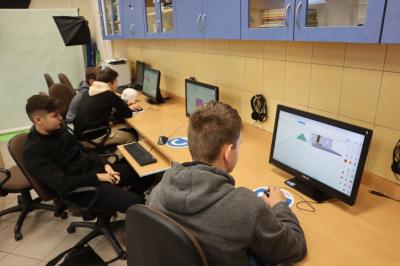 Uczniowie projektują w programie tinkercad