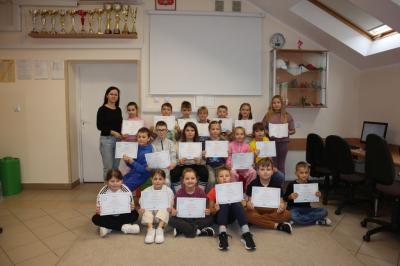 Zdjęcie grupowe z prowadzącą zajęcia