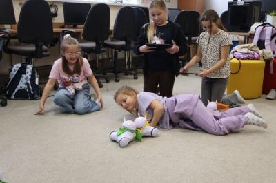 Uczniowie rozgrywają mecz za pomocą robotów Photon