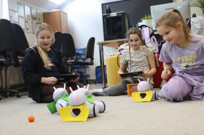 Uczniowie rozgrywają mecz za pomocą robotów Photon