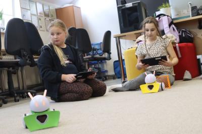 Uczniowie rozgrywają mecz za pomocą robotów Photon