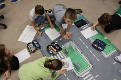 Uczniowie podczas zajęć robotyki