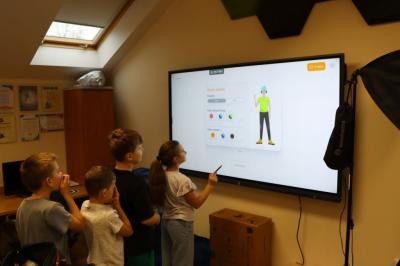 Uczniowie podczas zajęć robotyki