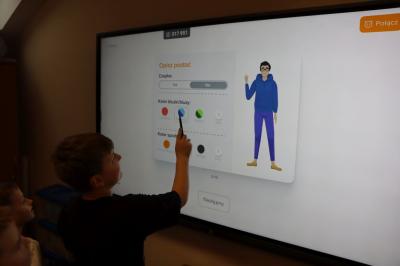 Uczniowie podczas zajęć robotyki