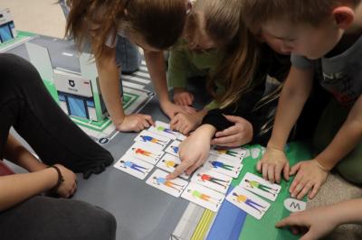 Uczniowie podczas zajęć robotyki