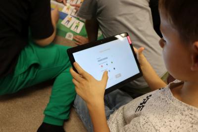 Uczniowie podczas zajęć robotyki