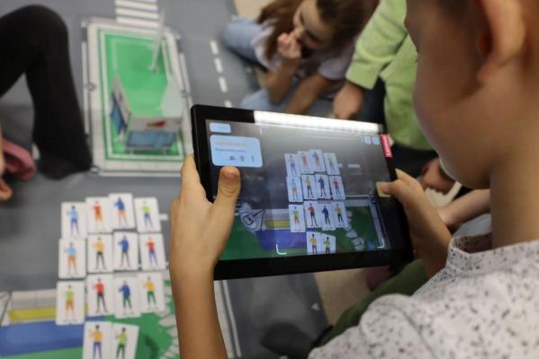 Uczniowie podczas zajęć robotyki