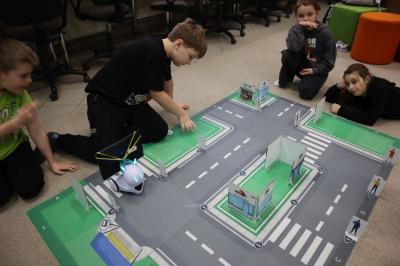 Uczniowie podczas zajęć robotyki