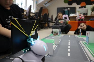 Uczniowie podczas zajęć robotyki