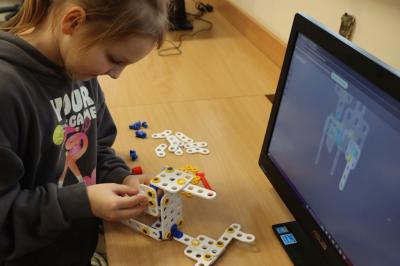 Uczniowie podczas zajęć robotyki