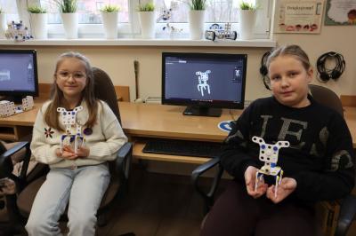 Uczniowie podczas zajęć robotyki