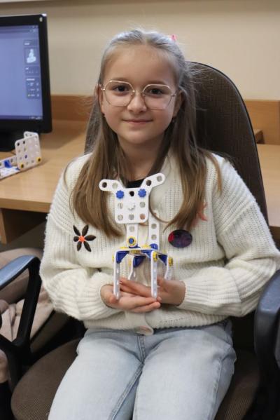 Uczniowie podczas zajęć robotyki