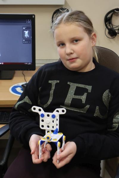 Uczniowie podczas zajęć robotyki