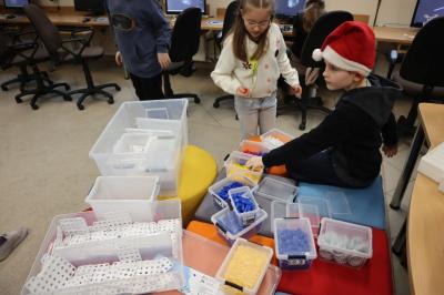 Uczniowie podczas zajęć robotyki