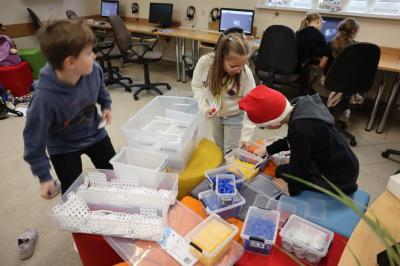 Uczniowie podczas zajęć robotyki