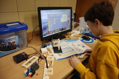 Uczniowie podczas zajęć robotyki