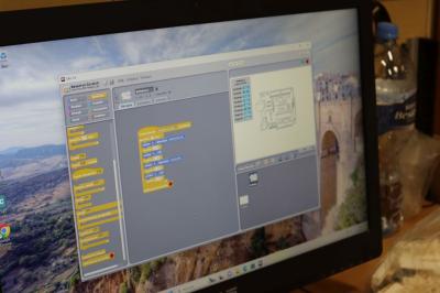 Widok na monitor wyświetlający Scratch 2.0