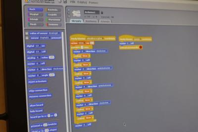Widok na monitor wyświetlający Scratch 2.0