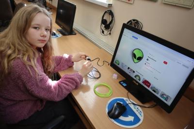 Uczniowie podczas zajęć robotyki